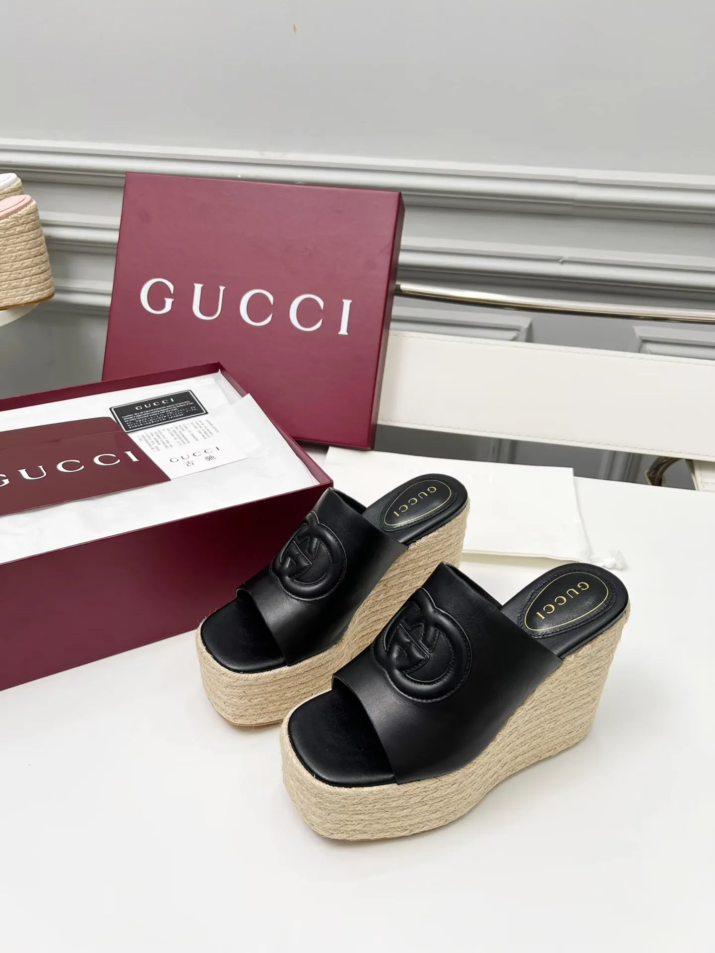 👟👟Ex-factory price 460👟👟 Gucci’s new slippers, fashionable, high-end and full of personality✅ Very stable, comfortable and durable for daily use, convenient and unique for daily matching, a must-have classic for summer, the upper is made of GUCCI brand stitching Fabric: cowhide Lining/feet: sheepskin Platform height: 11cm Color: black, white, brown, burgundy, pink Code number: 35-42 (41 and 42 need to be customized) Packaging: Comes with cloth bag and card.